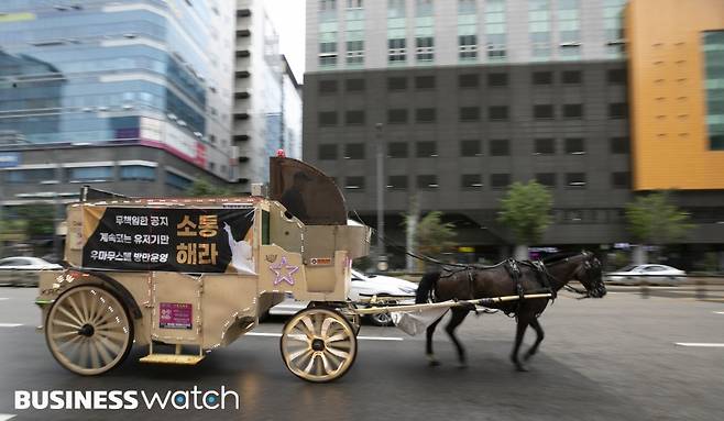 29일 경기도 성남시 분당구 판교역 근처에서 카카오게임즈 '우마무스메' 이용자들이 마차 시위를 진행하고 있다./사진=이명근 기자 qwe123@