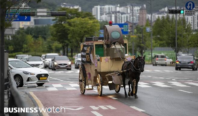 29일 경기도 성남시 분당구 판교역 근처에서 카카오게임즈 '우마무스메' 이용자들이 마차 시위를 진행하고 있다./사진=이명근 기자 qwe123@