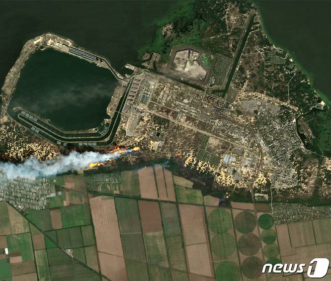 8월24일 우크라이나 자포리자 원전 단지에서 화재가 발생한 모습. (COPERNICUS SENTINEL-2 IMAGERY 제공) ⓒ 로이터=뉴스1 ⓒ News1 정윤영 기자