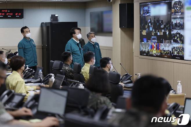 윤석열 대통령이 을지프리덤실드(UFS) 나흘째인 지난 25일 오후 B-1 전시지휘소를 찾아 국방부 종합상황실 현황 보고를 받고 있다. (대통령실 제공) 2022.8.25/뉴스1 ⓒ News1 안은나 기자