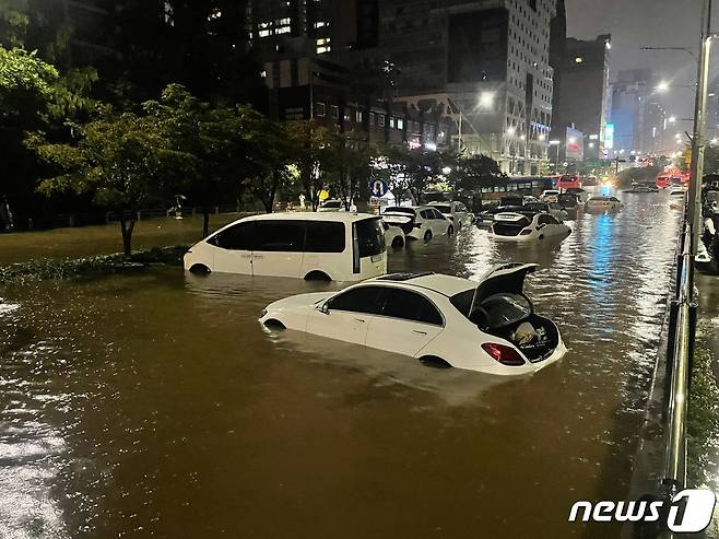 지난 8월 8일 서울 강남역 사거리 교대 방향 도로가 침수돼 있다. 2022.8.8/뉴스1 ⓒ News1 송원영 기자