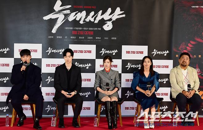 배우 서인국이 29일 용산 CGV에서 열린 영화 '늑대사냥'의 제작발표회에서 인사말을 하고 있다.

영화는 극악무도한 범죄자들을 태평양에서 한국까지 이송해야 하는 상황 속, 지금껏 보지 못한 극한 상황에 처하게 되는 하드보일드 서바이벌 액션이다.  용산=최문영 기자 deer@sportschosun.com/2022.08.29/