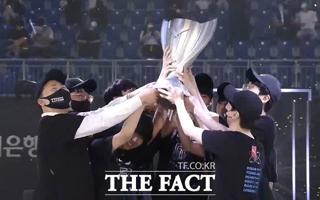 28일 오후 강원도 강릉아레나에서 열린 '2022 LCK 서머' 결승전에서 젠지 선수들이 우승한 뒤 기뻐하고 있다. /네이버 중계 캡처
