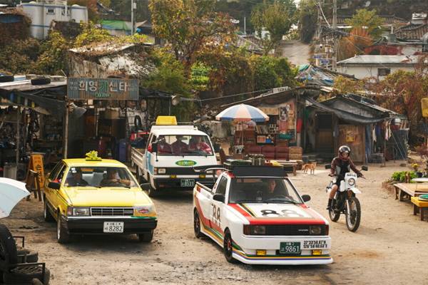 The same 1988 was brought to the background of the times, but it is a very different result: Netflix original film Seoul Vibe and TVN drama Reply 1988.The Toyota Action, which is held by the so-called Sanggye-dong Supreme Team Bangkupam in the background of the shaking Seoul ahead of the Olympic Games, is filled with genre productions close to entertainment rather than reality.The story is the Slush robbery of a prosecutor who lives in the Slush investigation of The Dicktator and the Bakkuppam, including Yoo Ah-in with outstanding driving skills, against Kang (Moon Sori), the VIPs second-in-command.Naturally, it contains the genre color of Keifer The SpongeBob Movie: Sponge on the Run.But it also contains Motive that remind me of historical events in the real day.The bald The Dictator does not refer to the movie directly, but the situation is clear, and the chairman of the Slush is Chang Young-ja and Lee Chul-hees Slush case.However, the history of this tragedy is the background of this Keiper The SpongeBob Movie: Sponge on the Run, and the meaning of the historical context is erased.It is only set up as an enemy that causes vague anger, and the bread is set only as an object to feed them.The way to use this historical context is also revealed through the scene where the bald The Dictator, who had cleared his eyes from a Sansa temple attached like a cookie video at the end of the movie ending, overwhelmed the shit that a group of migratory birds poured out.The historical materials of 1988 captured by  are only recalled as materials for entertainment.The Toyota Action, called Drift, is the main device that gives the visual pleasure of this Keifer The SpongeBob Movie: Sponge on the Run, but the reality is that Action itself does not attract attention to the thrilling.Instead, the film attracts attention by filling in cultural codes that stimulate memories of the time rather than action.Music such as Nike Air Jordan, McDonalds, Coca-Cola, TV series Operation Z, as well as the music of Lee Sang-euns Damdadi by DJ Usam (Ko Kyung-pyo), the main character of Superme Team, The Story of the Last Night, The Story of the Fire truck, Its are fashion styles that remind us of the time.Old cars in the Toyota Action are also indispensable.Pony, as well as Toyota such as Brisa, each Grandeur, Pride and Concord, race to the middle of the Seoul city center ahead of 88Olympic Games.Drift car racing, which brings up works such as The Rage of Fury and Baby Driver, but the focus on retro rather than action and the scene that seems to have been seen somewhere in Hollywood movie as a thorough entertainment give a sense of seeing Hong Kong movie imitating Hollywood in the 1980s.Although it is a work with a completely different genre and personality, the newtro that  tries to recall does not show the emotion and emotion of the retro that  contains.There is a past that is consumed as entertainment from the present perspective rather than It, that is, it is the fantasy about retro sensibility or fashion in the 1980s that is vaguely felt in the present.So  brought a clear time and space called 1988 Seoul and brought various retro materials contained there, but it does not feel the air of the time.It is like a virtual world of imitation. Netflix is a global platform, so it seems to be the same time and space that gives this sense of anarchy, but the reality can be the opposite.The more global platforms, the more differentiated local colors with their periodicity can be, the more likely that  seems to overlook.Just as Answer 1988 was famous overseas for its clear local color.