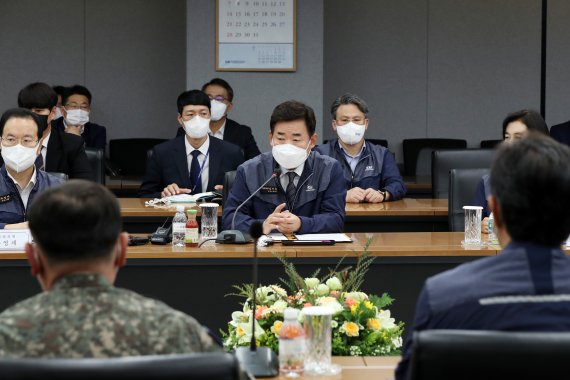 한국항공우주산업(KAI) 사천 본사를 방문한 김진표 국회의장이 발언하고 있다. KAI 제공