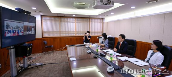 윤형중 한국공항공사 사장(오른쪽 두번째)과 이미애 한국공항공사 부사장(오른쪽 첫번째)이 29일 중국 수도공항그룹 경영진과 화상회의를 하고 있다. 한국공항공사 제공