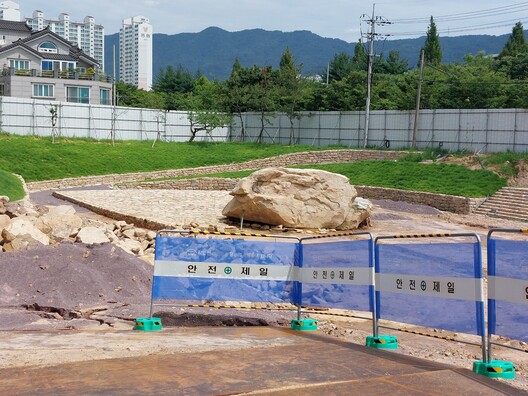 지난 23일 찾은 김해시 구산동 세계 최대 고인돌 묘역 현장. 거대한 상석 위쪽 부분의 박석 묘역을 갈아엎고 새로 보충한 박석들까지 뒤섞어 보도블록처럼 무단복구해 놓은 모습이 눈에 띈다. 노형석 기자