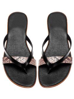 골다공증성 골절은 낙상이 주요 원인인데, 여름철 샌들이나 슬리퍼를 신고 미끄러져서 골절이 생길 수 있다. 숙면을 못취하는 환경도 골다공증에 나쁜 영향을 준다./클립아트코리아 제공