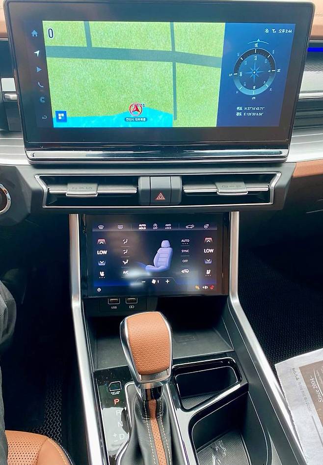 비상등을 제외하고 터치스크린으로 조작하도록 구성한 실내의 모습. 출처=IT동아