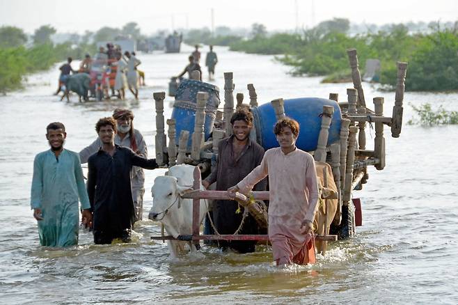 파키스탄 발루치스탄 주 자파라바드 지역 주민들이 28일(현지시간) 생필품을 옮기고 있다. AFP=연합뉴스