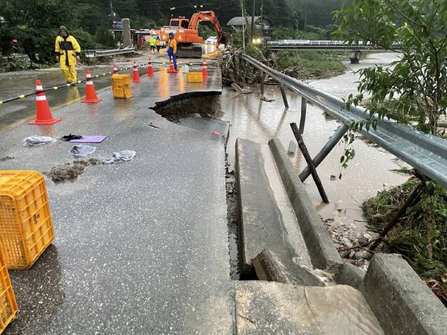▲ ▲ 밤사이 집중호우가 쏟아지면서 강릉시 주문진읍 장덕리 교량인 장덕2교가 범람해 주민들이 마을회관으로 대피했다. 17일 새벽 재난 비상 1단계가 발령돼 공무원들이 비상소집돼 응급복구에 나섰다.이날 오전 5시를 기해 호우경보와 주의보는 해제됐다.[강원도민일보 자료사진]