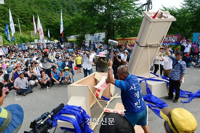 정전협정 체결 64년을 하루 앞둔 2017년 7월26일 경북 성주 소성리 원불교 대각전 앞마당에서 ‘사드 가고, 평화 오라’ 평화협정 체결 촉구 집회가 열렸다. 집회를 마친 참가자들이 사드 기지 입구인 진밭교까지 행진해 사드 모형을 부수고 있다. 김영민 기자 viola@kyunghyang.com