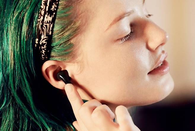 LG전자가 프리미엄 무선 이어폰 '톤 프리' 신제품을 29일 내놨다 . [사진 = LG전자]