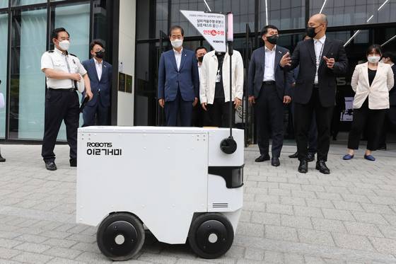 한덕수 국무총리가 지난 6월8일 서울 강서구 마곡동 규제샌드박스 승인기업 '로보티즈'를 방문해 자율주행 배달로봇 시연을 보고 있다. /사진=뉴스1