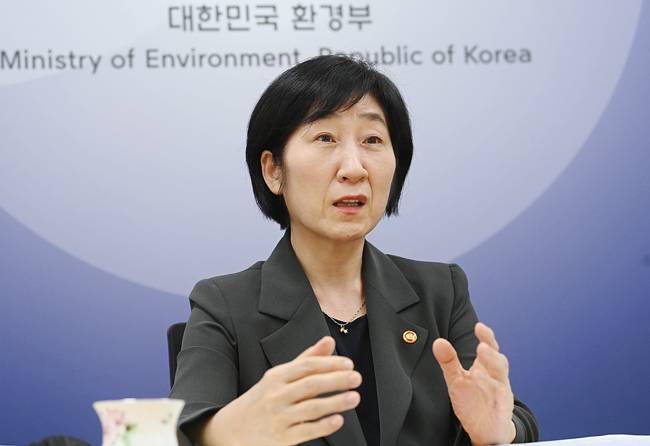 한화진 환경부 장관이 지난 22일 서울 서초구 한강홍수통제소에서 진행한 인터뷰에서 “환경 규제 전반을 혁신해 기업의 적발률보다 준수율을 높이도록 하겠다”며 환경 규제 혁신을 강조하고 있다.  김동훈 기자