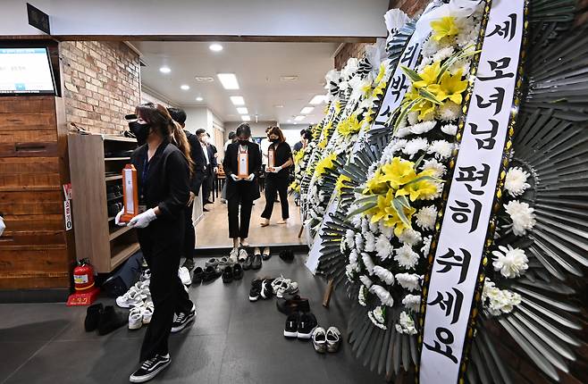 지난 26일 오전 경기 수원시 권선구 수원중앙병원 장례식장에서 열린 ‘수원 세모녀‘ 발인식에서 수원시 관계자들이 세 모녀의 위패를 옮기고 있다. [연합]