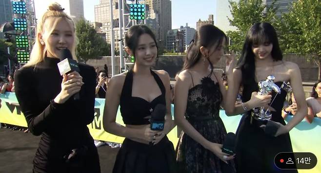 [서울=뉴시스] '2022 MTV 비디오 뮤직 어워즈'에서 '베스트 메타버스 퍼포먼스' 수상한 블랙핑크. 2022.08.29. (사진 = 유튜브 캡처) photo@newsis.com *재판매 및 DB 금지