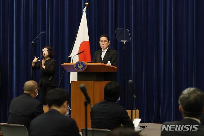 [도쿄=AP/뉴시스]기시다 후미오 일본 총리가 지난 10일 도쿄 총리 관저에서 기자회견을 하고 있다. 기시다 총리는 통일교와 행정부를 분리하기 위해 내각을 개편했다. 2022.08.29.