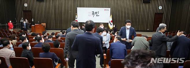 [서울=뉴시스] 김선웅 기자 = 국민의힘 의원들이 지난 27일 오후 서울 여의도 국회에서 열린 국민의힘 비공개 의원총회에 참석해 시작을 앞두고 인사를 나누고 있다. 2022.08.27. mangusta@newsis.com
