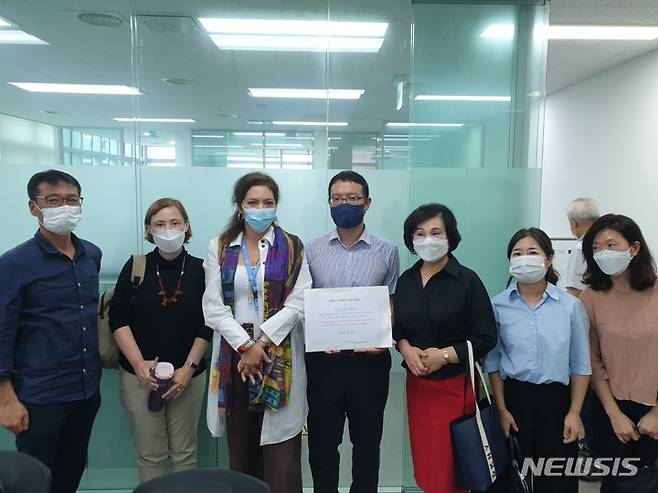 [서울=뉴시스]29일 오전 엘리자베스 살몬 유엔 북한인권 특별보고관이 북한인권 등 단체와 면담하고 있다. (사진=전환기정의 워킹그룹 제공) 2022.08.29.