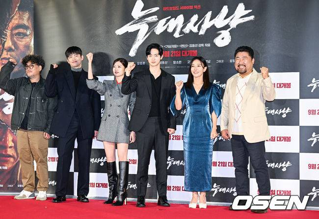 [OSEN=박준형 기자] 29일 오전 서울 용산아이파크몰 내 용산 CGV에서 영화 '늑대사냥'(감독 김홍선) 제작보고회가 진행됐다.  '늑대사냥'은 극악무도한 범죄자들을 태평양에서 한국까지 이송해야 하는 상황 속, 지금껏 보지 못한 극한 상황에 처하게 되는 하드보일드 서바이벌 액션으로 오는 9월 21일 개봉 예정이다.  김홍선 감독과 출연배우들이 포즈를 취하고 있다. 2022.08.29 / soul1014@osen.co.kr