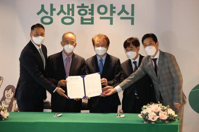 권칠승(가운데) 전 중소벤처기업부 장관이 3월30일 서울 중구 스타벅스 본사에서 ‘스타벅스-전국카페사장협동조합-동반성장위원회 간 상생협약식’ 체결 후 념촬영을 하고 있다. 사진 제공=중소벤처기업부