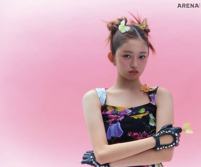 꽃무늬 드레스 · 가죽 장갑 모두 돌체앤가바나 제품.