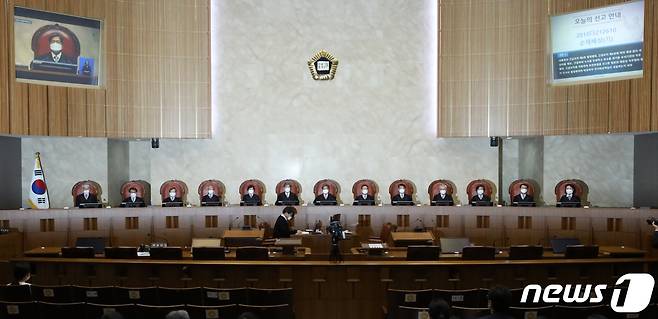 김명수 대법원장을 비롯한 대법관들이 30일 오후 서울 서초구 대법원에서 열린 전원합의체 선고를 위해 대법정에 배석해 있다.  2022.8.30/뉴스1 ⓒ News1 송원영 기자