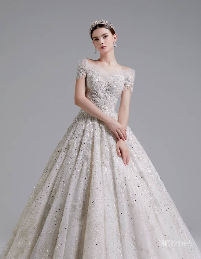 사진 : 웨딩드레스 아벨바이케이, 포토그래퍼 박정현, 디렉터 스타일818 이현정, 헤어 & 메이크업 메컵진, 모델 이라