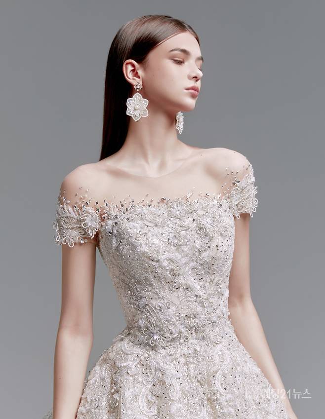 사진 : 웨딩드레스 아벨바이케이, 포토그래퍼 박정현, 디렉터 스타일818 이현정, 헤어 & 메이크업 메컵진, 모델 이라