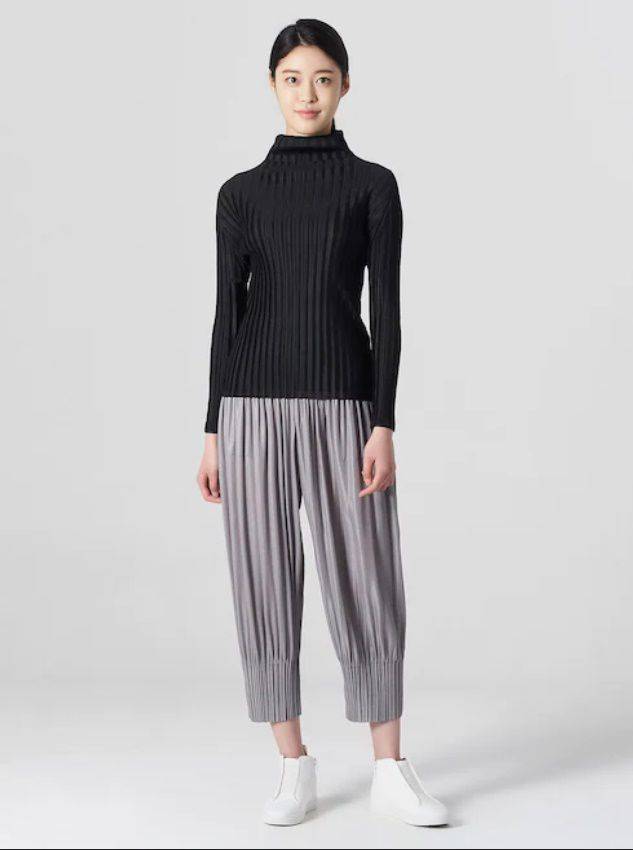 '할머니 옷'에서 2030 인기 패션으로 자리잡은 디자이너 이세이 미야케의 플리츠 플리즈. 가는 주름부터 굵은 주름까지 주름의 굵기와 형태도 다양하다. 온라인 쇼핑 플랫폼 SSF에 입점한 뒤 올들어 2030세대 신규 고객만 5000여명이 늘어났다. /SSF홈페이지 캡쳐