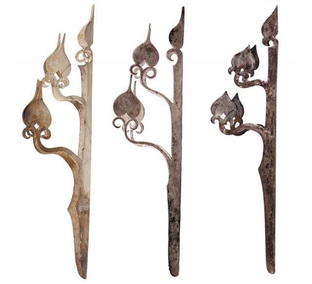 왼쪽부터 전북 익산 미륵사지, 경남 남해 남치리, 충남 논산 육곡리에서 각각 출토된 7세기 은꽃 장식. 6세기에 비해 문양이 
경직돼 있고 꽃봉오리 속에 마름모꼴 구멍이 뚫려 있으며 위쪽이 길쭉하다. 국립문화재연구원·경남연구원·국립공주박물관 제