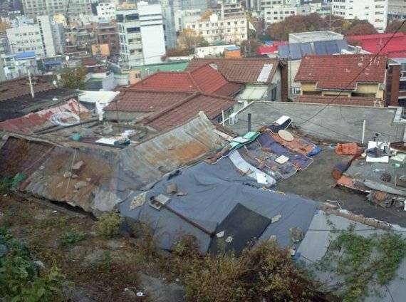 서울 용산구 서계동 언덕에서 바라본 주택가 전경. 올해 기록적인 폭우를 견디기 위해 지붕 곳곳을 방수포로 가려놓은 모습이 위태롭다. 서계동 통합재개발추진준비위원회 제공