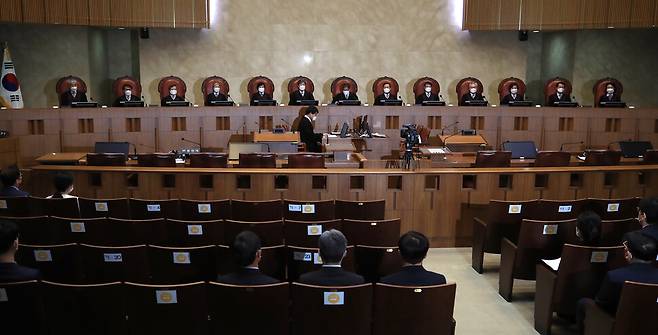 30일 오후 서울 서초동 대법원에서 긴급조치 발령의 불법성에 관한 대법원 전원합의체 선고가 진행되고 있다. 박종식 기자 anaki@hani.co.kr