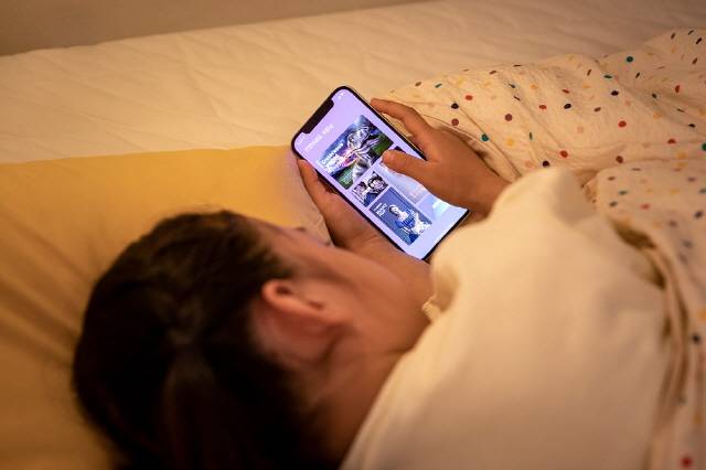 스마트 폰은 잠을 방해하므로, 밤엔 보지 않는 것이 좋다./사진=클립아트코리아