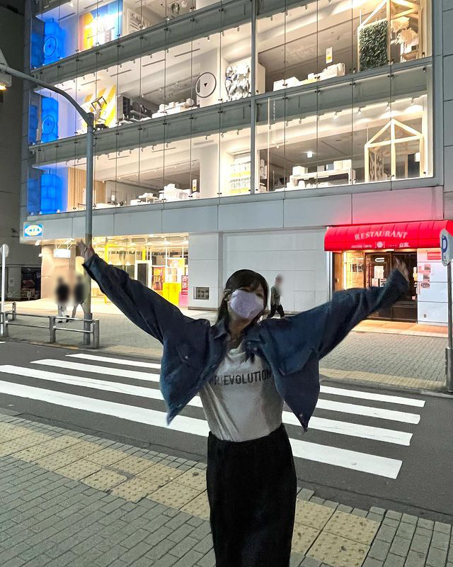 Girl group Red Velvet member Joy (real name Park Soo-young and 25) shared her time at Japan to fans.Red Velvet Joy posted a number of photos on Instagram on Thursday, adding only emoticons, with no comment.This is a picture taken on the streets of Japan: Joy in a blue jacket poses in a pink mask and a populated Japanese downtown area looking back in the middle.In the photo taken with both arms wide in front of the crosswalk, Joys pleasure of enjoying freedom is felt.I also released a photo taken inside a store, which is Joy, who has a cute charm with a youthful pose. Previously, SM Town Live performance was held at Japan Tokyo Dome from 27th to 29th.Fans responded with heart emojis and more.