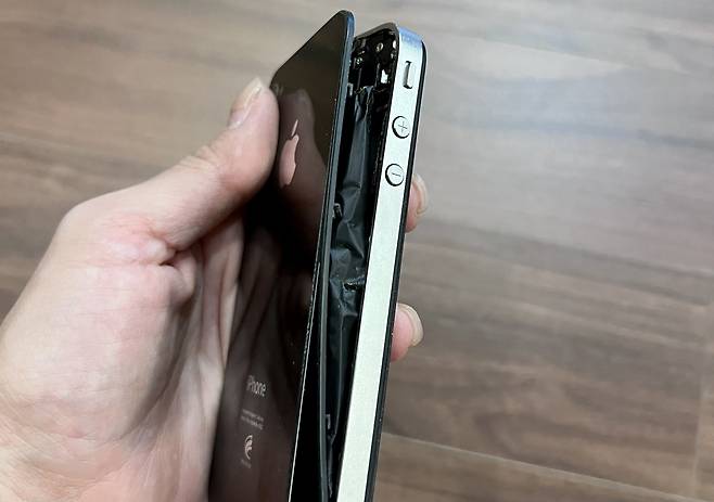 배터리 팽창(스웰링) 현상. 자칫 배터리가 폭발할 수 있다.