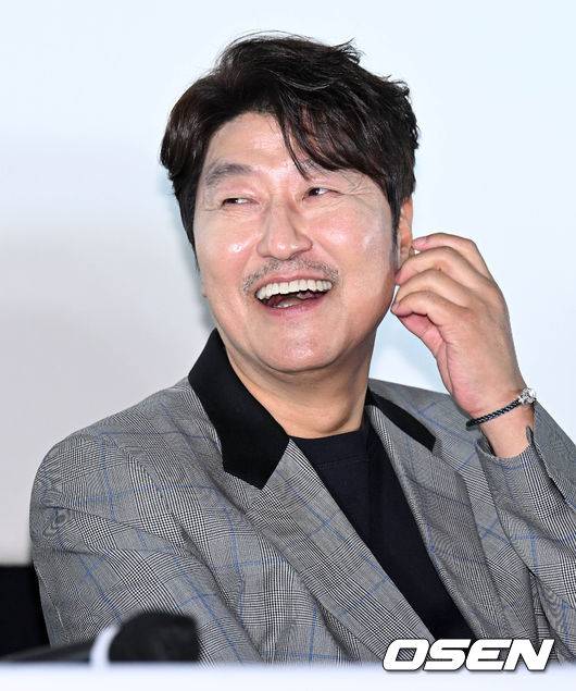 [OSEN=조은정 기자] 영화 '비상선언(감독 한재림)' 언론시사회가 25일 오후 서울 강남구 메가박스 코엑스에서 열렸다.배우 송강호, 이병헌, 전도연, 김남길, 임시완, 김소진, 박해준이 ‘출연하는 영화 비상선언'은 사상 초유의 항공 테러로 무조건적 착륙을 선포한 비행기와 재난에 맞서는 사람들의 이야기. 오는 8월 3일 개봉한다.배우 송강호가 질의응답 시간 중 미소를 짓고 있다. 2022.07.25 /cej@osen.co.kr