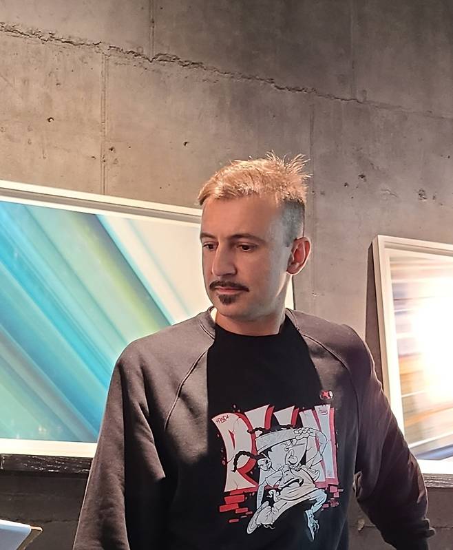 (서울=연합뉴스) 김준억 기자 = 아드리안 게니가 30일 서울 이태원 페이스갤러리 서울에서 기자간담회를 하고 있다. 2022. 8.30.