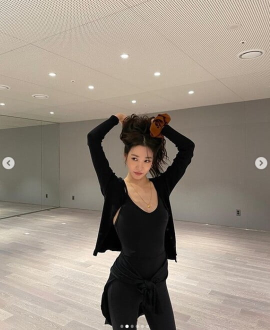 Group Girls Generation member Tiffany showed off her sexy.Tiffany posted several photos on his 31st day with an article entitled Practice Room Maker through his instagram.The photo shows Tiffany posing in all black fashion, and Tiffany shows off her sexy look with her head up.