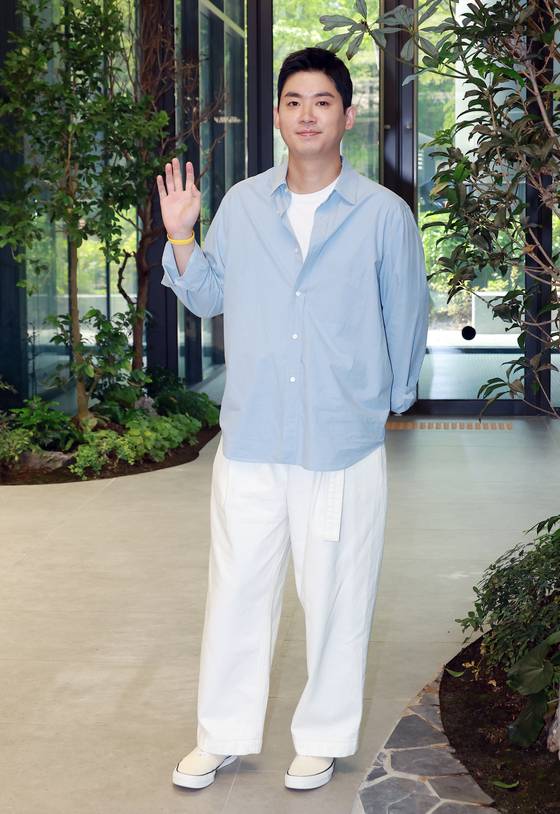 배우 조현철이 18일 오후 서울 마포구 상암동 JTBC에서 백상 인터뷰를 진행했다. 조현철이 인터뷰에 앞서 포토타임을 갖고 있다.  드라마 '아르곤' '호텔 델루나' '구경이', 영화 '초행' '삼진그룹 영어토익반' '이웃사람' 등에 출연해 얼굴을 알린 조현철은 넷플릭스 오리지널 시리즈 'D.P.'에서 강렬한 인상을 남기며 제58회 백상예술대상 TV부문 남자 조연상을 수상했다.  김진경 엔터뉴스팀 기자 kim.jinkyung@jtbc.co,kr (콘텐트비즈니스본부) /2022.08.18/