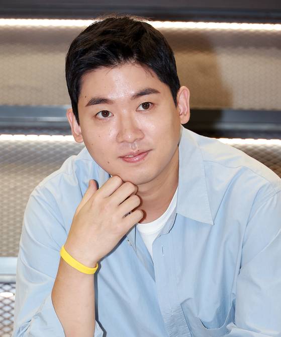 배우 조현철이 18일 오후 서울 마포구 상암동 JTBC에서 백상 인터뷰를 진행했다. 조현철이 인터뷰에 앞서 포토타임을 갖고 있다.  드라마 '아르곤' '호텔 델루나' '구경이', 영화 '초행' '삼진그룹 영어토익반' '이웃사람' 등에 출연해 얼굴을 알린 조현철은 넷플릭스 오리지널 시리즈 'D.P.'에서 강렬한 인상을 남기며 제58회 백상예술대상 TV부문 남자 조연상을 수상했다.  김진경 엔터뉴스팀 기자 kim.jinkyung@jtbc.co,kr (콘텐트비즈니스본부) /2022.08.18/