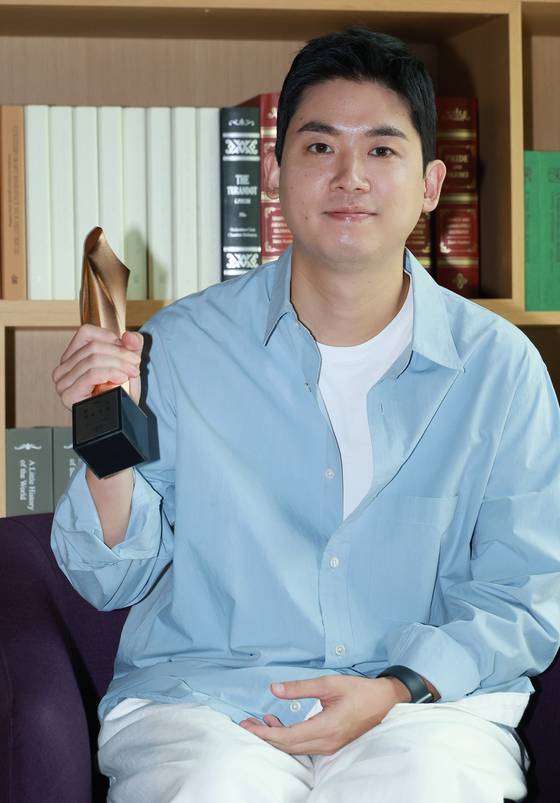 배우 조현철이 18일 오후 서울 마포구 상암동 JTBC에서 백상 인터뷰를 진행했다. 조현철이 인터뷰에 앞서 포토타임을 갖고 있다.  드라마 '아르곤' '호텔 델루나' '구경이', 영화 '초행' '삼진그룹 영어토익반' '이웃사람' 등에 출연해 얼굴을 알린 조현철은 넷플릭스 오리지널 시리즈 'D.P.'에서 강렬한 인상을 남기며 제58회 백상예술대상 TV부문 남자 조연상을 수상했다.  김진경 엔터뉴스팀 기자 kim.jinkyung@jtbc.co,kr (콘텐트비즈니스본부) /2022.08.18/