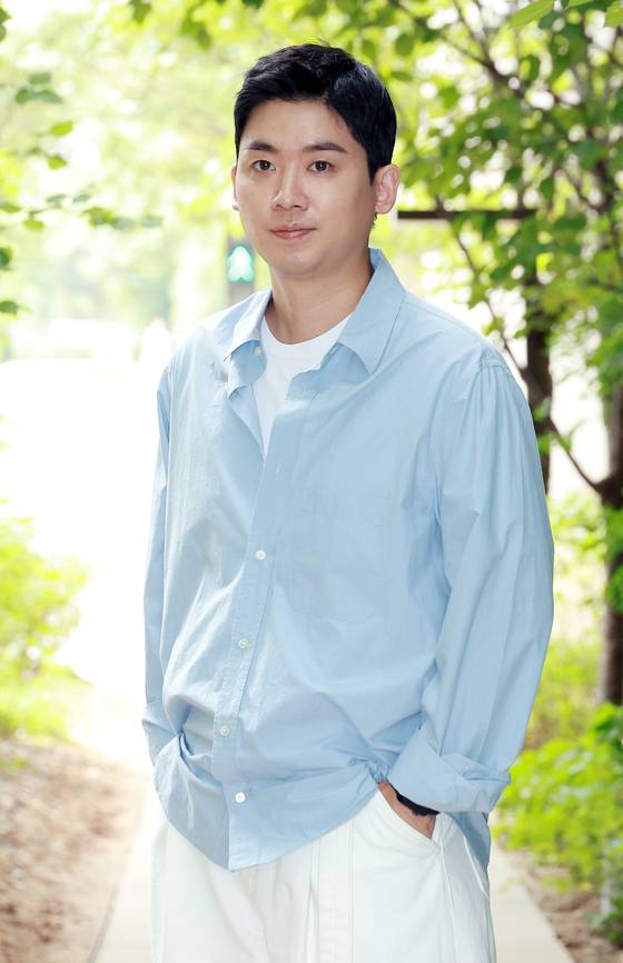 배우 조현철이 18일 오후 서울 마포구 상암동 JTBC에서 백상 인터뷰를 진행했다. 조현철이 인터뷰에 앞서 포토타임을 갖고 있다.  드라마 '아르곤' '호텔 델루나' '구경이', 영화 '초행' '삼진그룹 영어토익반' '이웃사람' 등에 출연해 얼굴을 알린 조현철은 넷플릭스 오리지널 시리즈 'D.P.'에서 강렬한 인상을 남기며 제58회 백상예술대상 TV부문 남자 조연상을 수상했다.  김진경 엔터뉴스팀 기자 kim.jinkyung@jtbc.co,kr (콘텐트비즈니스본부) /2022.08.18/