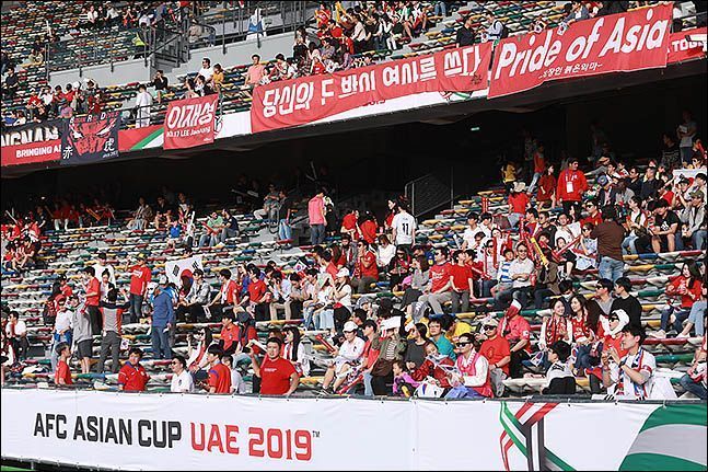2019년 UAE에서 열렸던 아시안컵에서 대표팀을 응원하기 위해 관중들이 모여있다.(자료사진) ⓒ 데일리안DB