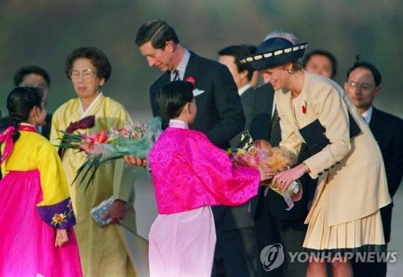 영국 왕세자 내외에게 꽃다발을 안겨주는 화동들. /연합뉴스