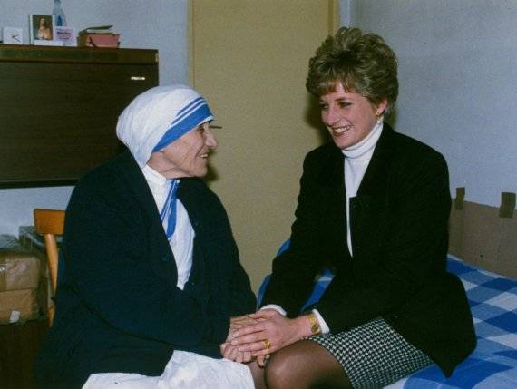 1992년 2월19일 로마를 방문해 테레사 수녀의 손을 잡고 있는 다이애나비. /뉴스1