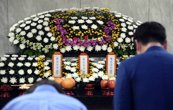 지난 24일 오후 경기도 수원시 권선구 수원중앙병원 장례식장에 마련된, 암·희귀병 투병과 생활고에도 복지서비스의 도움을 받지 못하고 세상을 떠난 ‘수원 세 모녀’ 빈소에 시민들이 찾아와 조문하고 있다. 연합뉴스