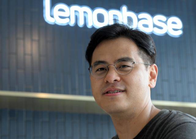 권민석 레몬베이스 대표가 서울 성수동 사무실에서 자체 개발한 구독형 인사관리 소프트웨어 '레몬베이스'에 대해 설명하고 있다. 왕태석 선임기자