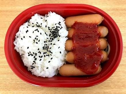 일본 편의점 로손100이 출시해 120만 개 넘게 팔린 '비엔나소시지 도시락'. 로손100 홈페이지